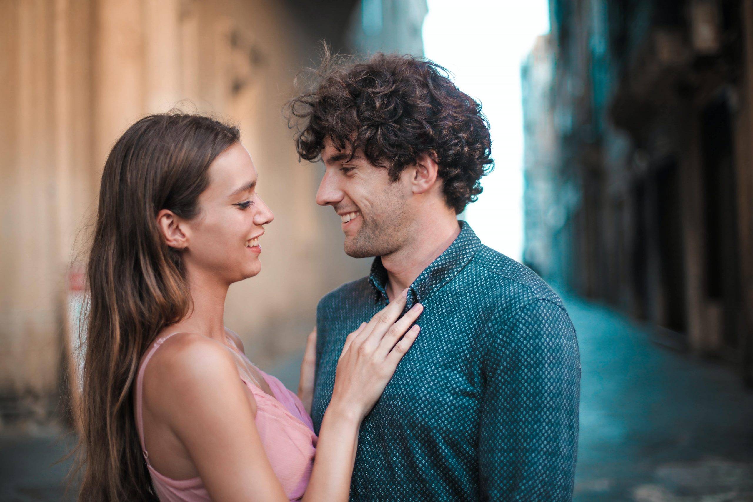 7 Cara Hadapi Pasangan Yang Hobi Flirting, Nomor 7 Paling Penting!