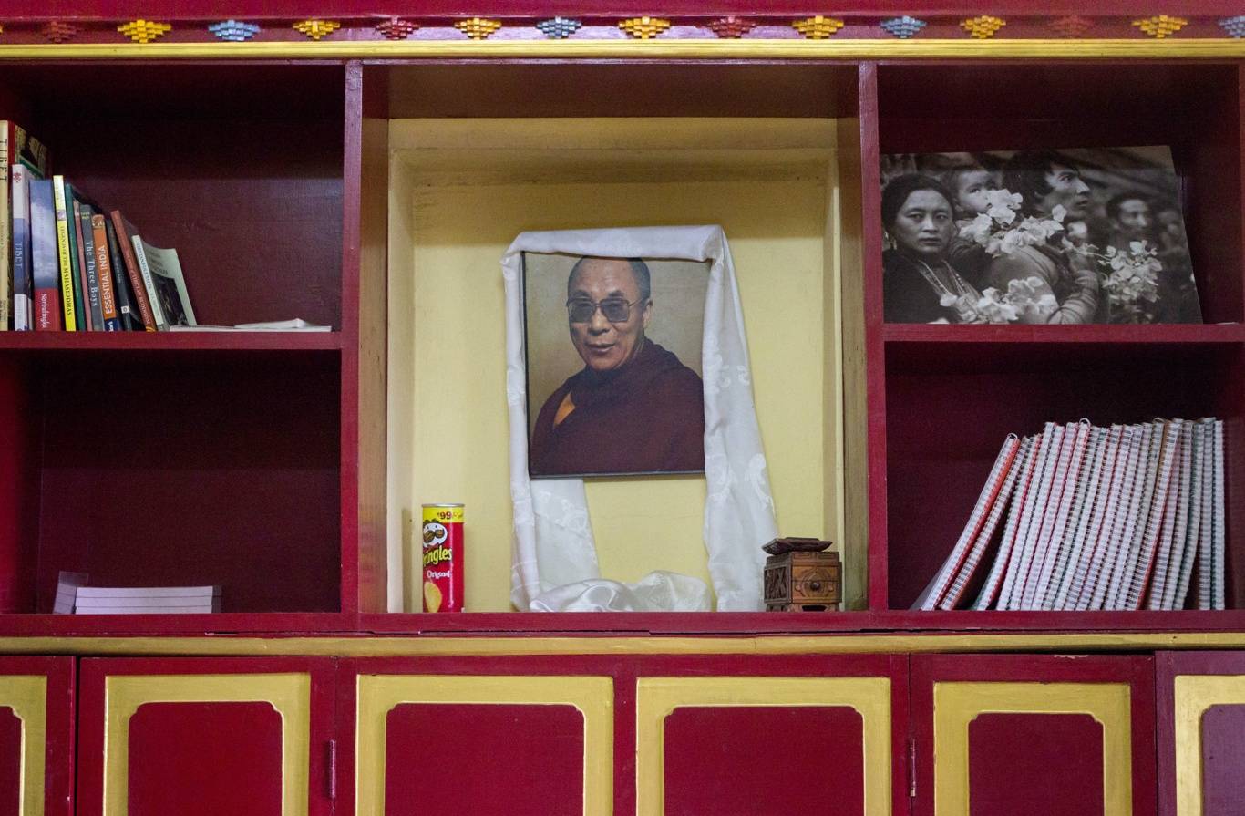 Dalai Lama dan Candaan Tentang Mengisap Lidah