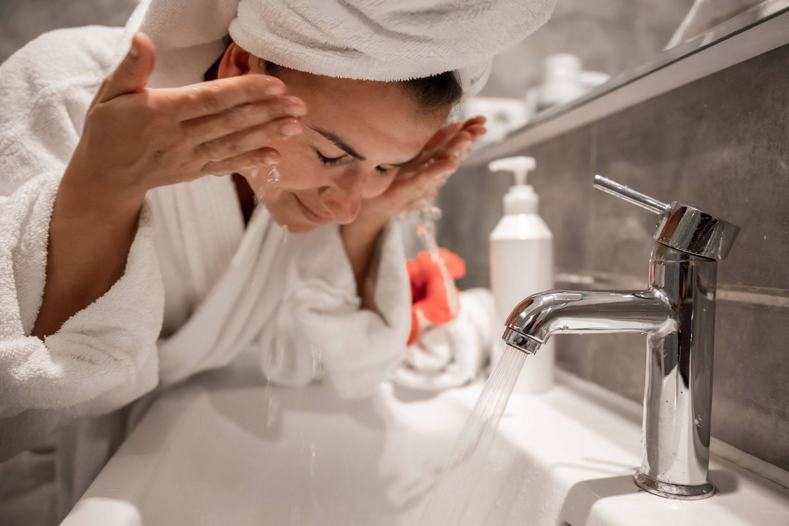 5 Rekomendasi Face Wash Bikin Kulit Lembap untuk Usia 40-an, Beserta Harganya