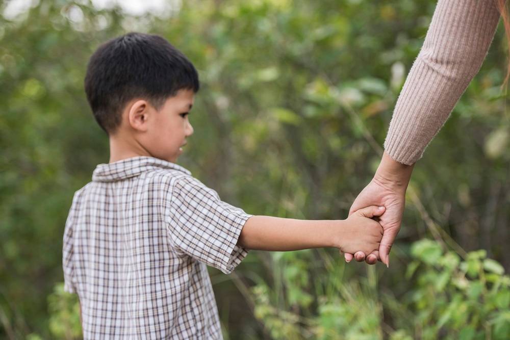 9 Ciri Orang Tua Overprotektif, Bikin Anak Tidak Berkembang