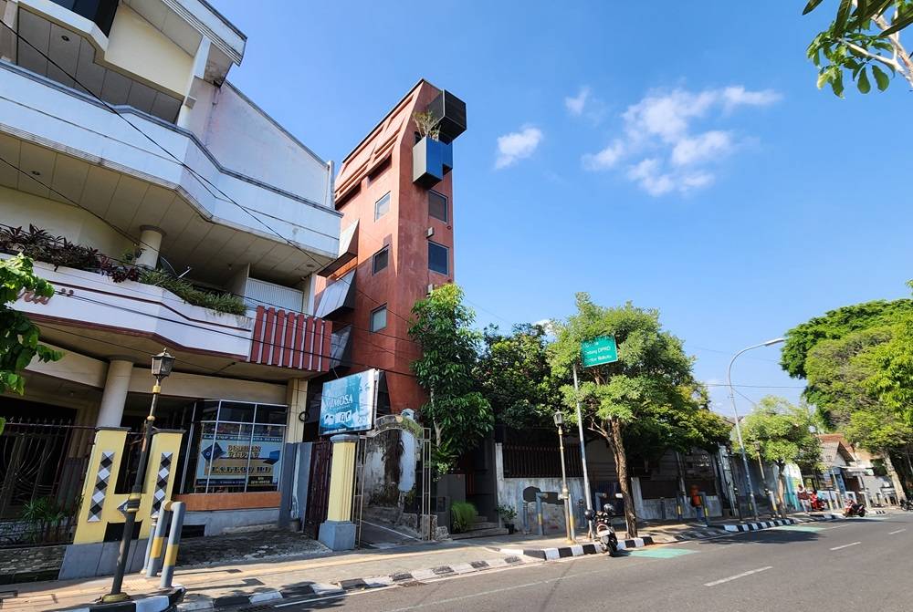 Uniknya Menginap di PituRooms, Hotel Tertipis di Indonesia yang Ada di Salatiga