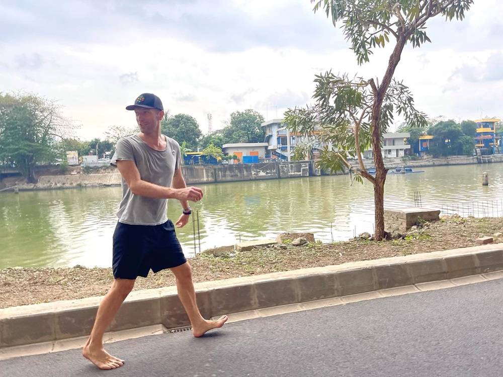 Chris Martin Nyeker di Jakarta, Ini Manfaat Jalan Kaki Tanpa Alas Kaki untuk Kesehatan
