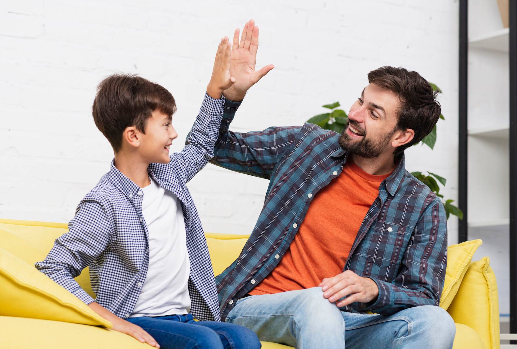 Dari Hobi Hingga Relasi, Ini 10 Pertanyaan yang Bisa Ayah Ajukan untuk Ngobrol dengan Anak Laki-laki