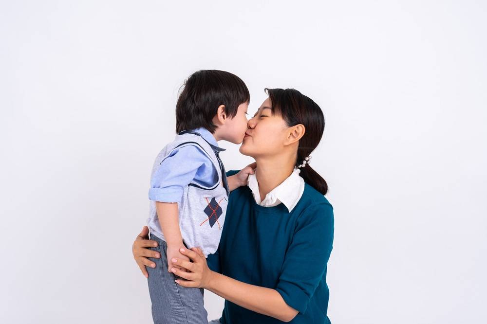 Bolehkah Orang Tua Mencium Bibir Anak? Ini Jawaban dari Psikolog!
