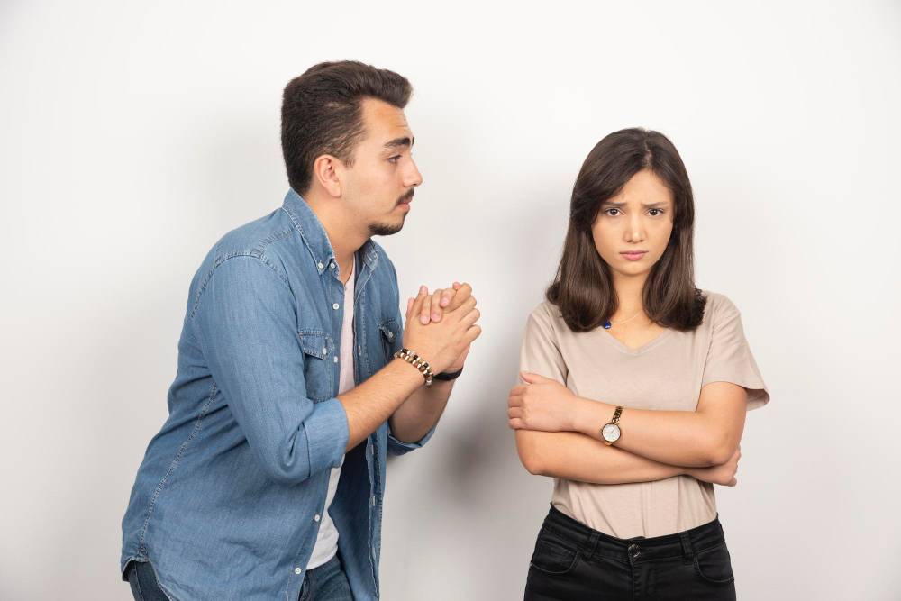7 Cara Jitu Menghadapi Pasangan yang Sering Berpikir Negatif