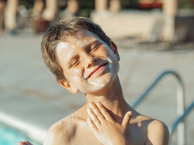 Hindari Kulit Terbakar, Ini 7 Sunscreen dan Sunblock untuk Anak Laki-laki