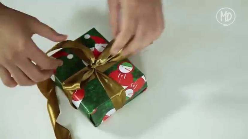 Diagonal Gift Wrapping Mommies Daily - Simple Diagonal Wrapping For Christmas Gift - Mommies Daily