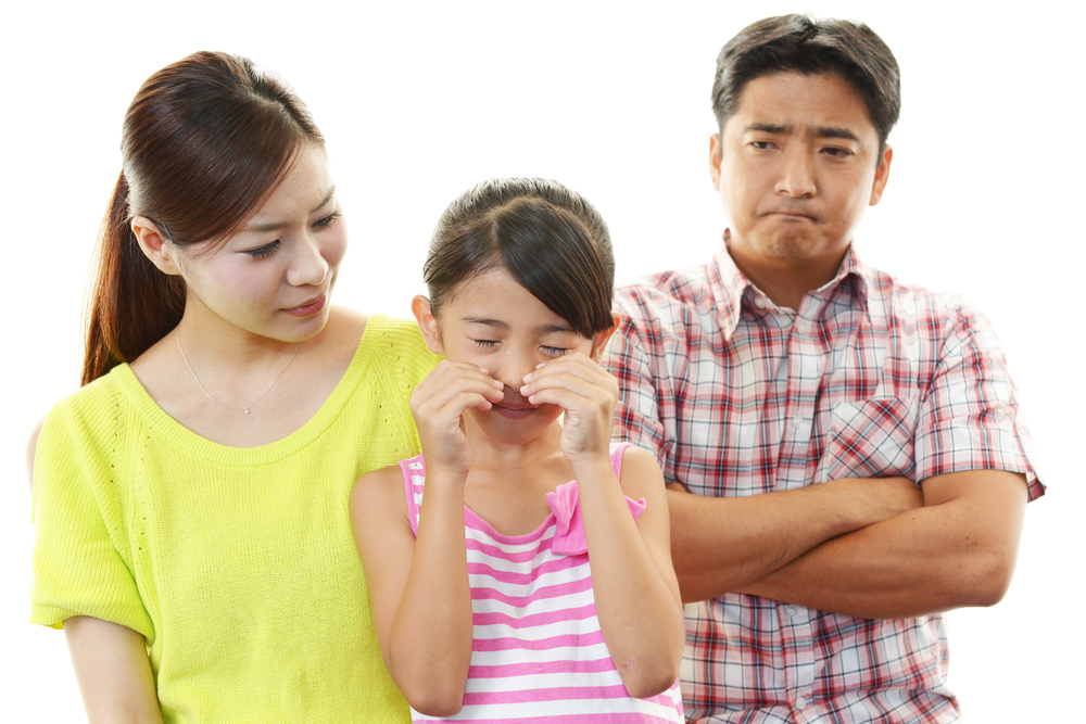 Китаянки дочь отец. Несчастливая семья. Несчастная семья фото. Китайский отец ругает ребенка. Несчастная семейка по.
