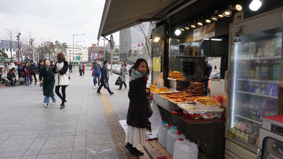 Perempuan sedang wisata kuliner di Korea