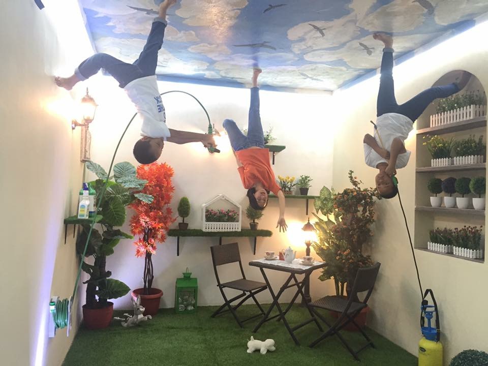 Ibu dan dua anak di Upside Down World