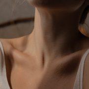 kebiasaan yang membuat kulit leher kendur