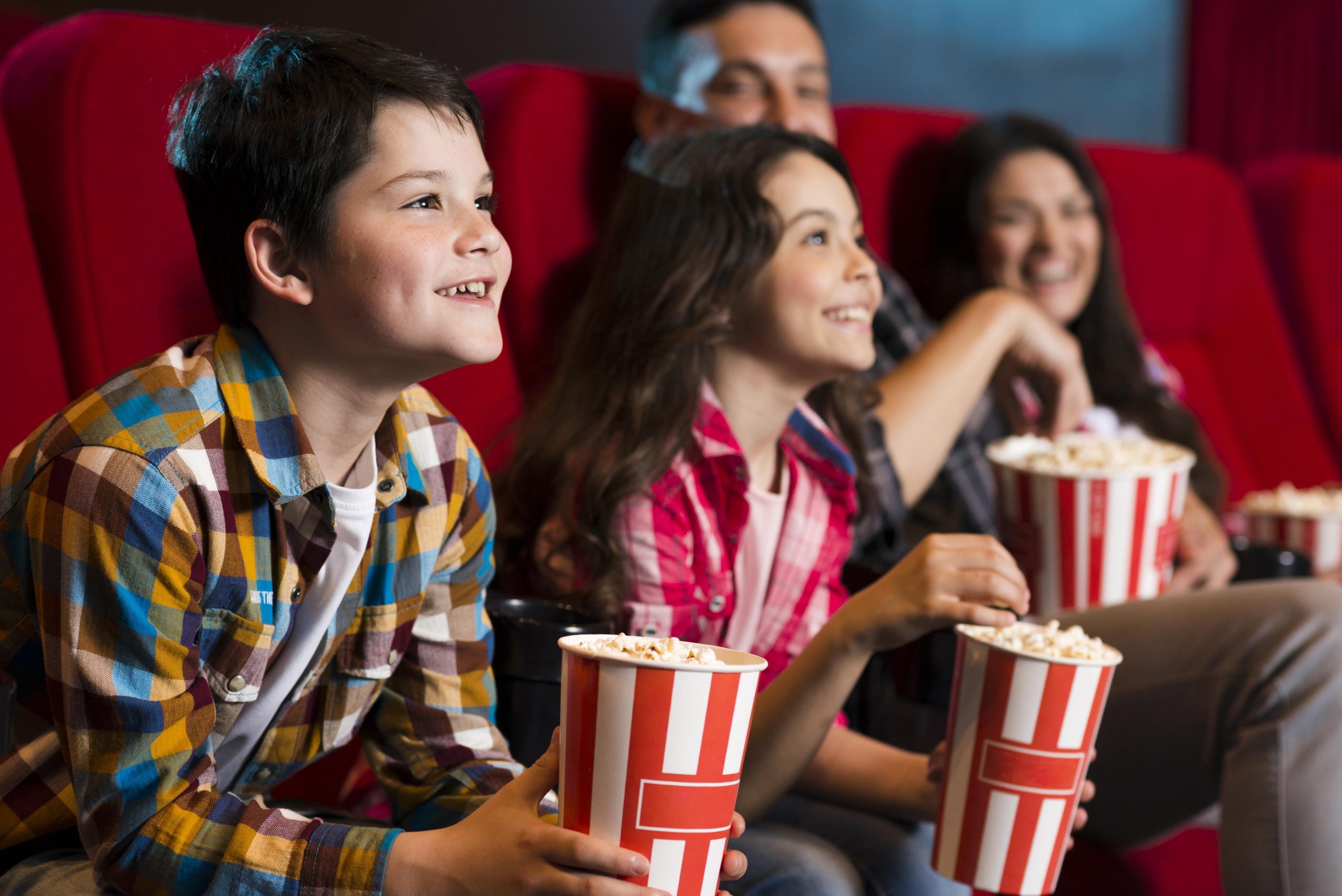 The cinema is than the library. Дети в кинотеатре. Поход в кинотеатр. Дети в кинотеатре с попкорном. Подростки в кинотеатре с попкорном.