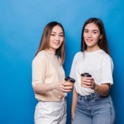 Beda Gaya Fashion Gen Millenial dan Gen Z yang Sudah Jadi Orangtua