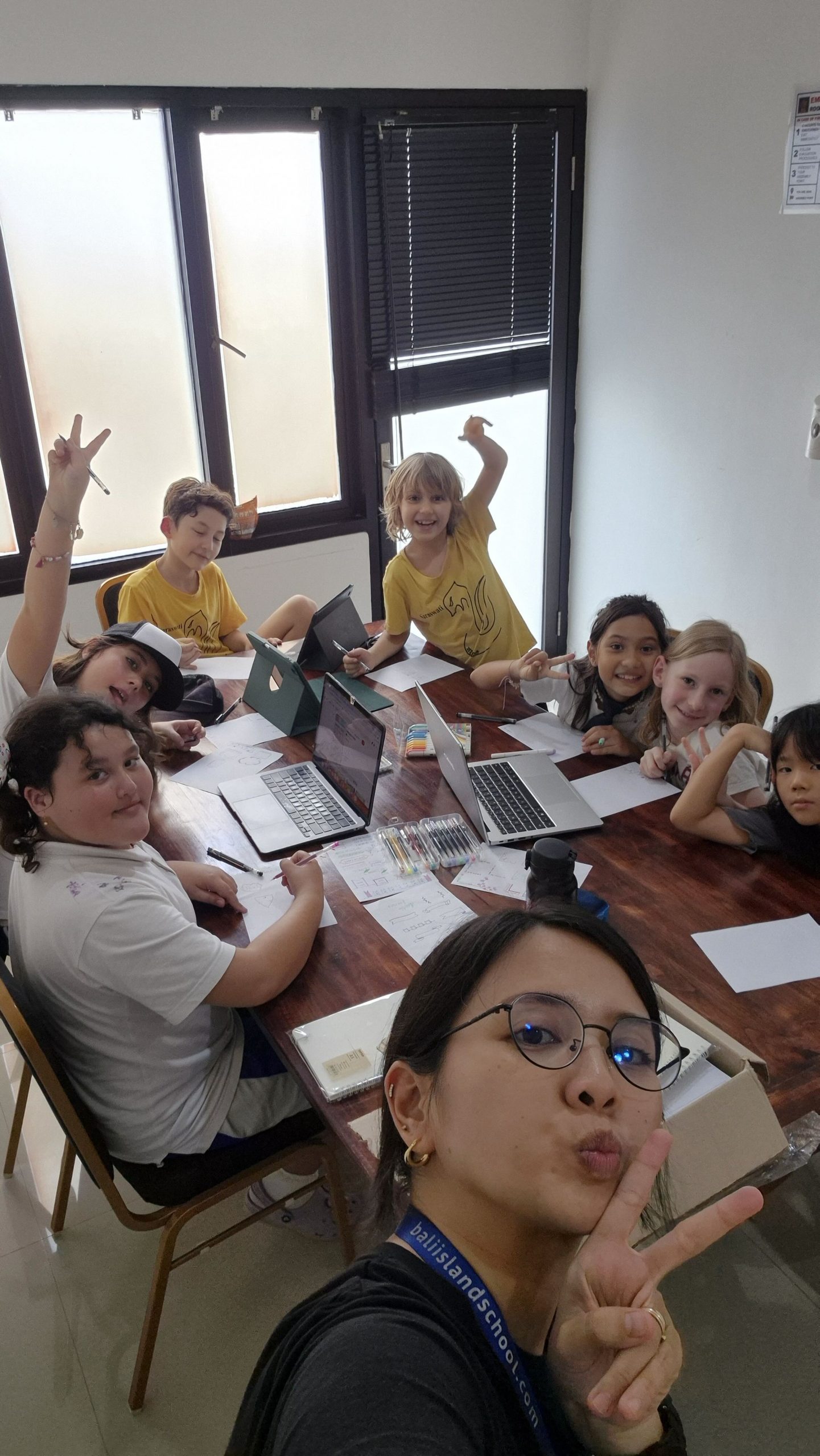 Kania Ayuningtyas: Kecintaannya untuk Belajar Bersama Anak-anak Menggerakkan Hatinya untuk Buka Kelas Gratis di Bali