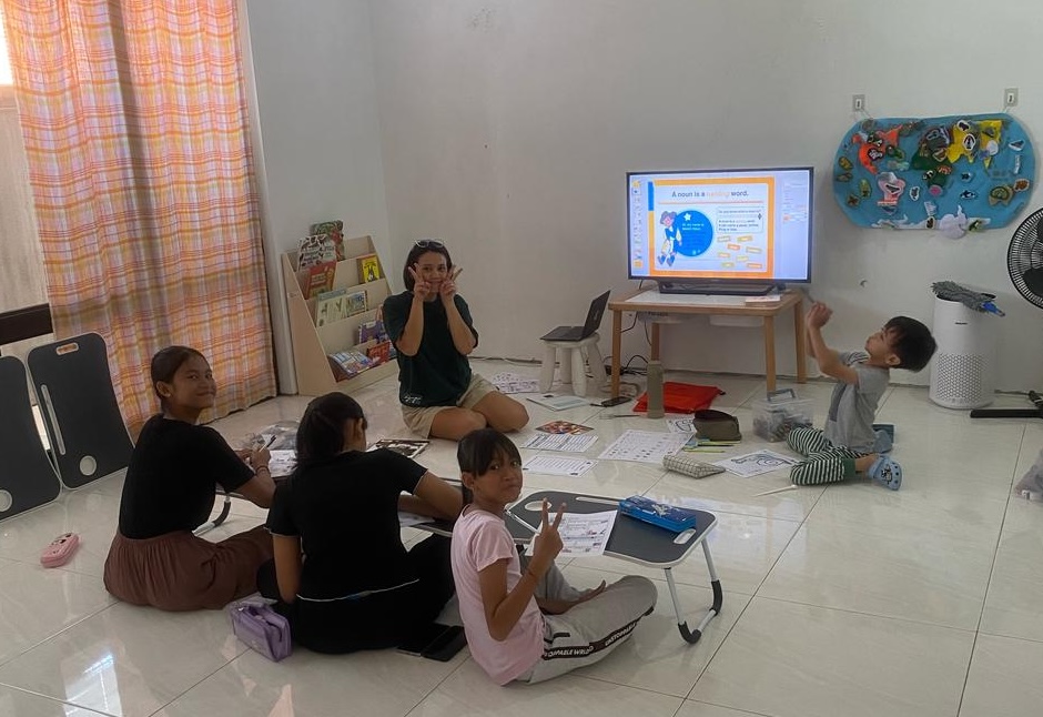 Kania Ayuningtyas: Kecintaannya untuk Belajar Bersama Anak-anak Menggerakkan Hatinya untuk Buka Kelas Gratis di Bali