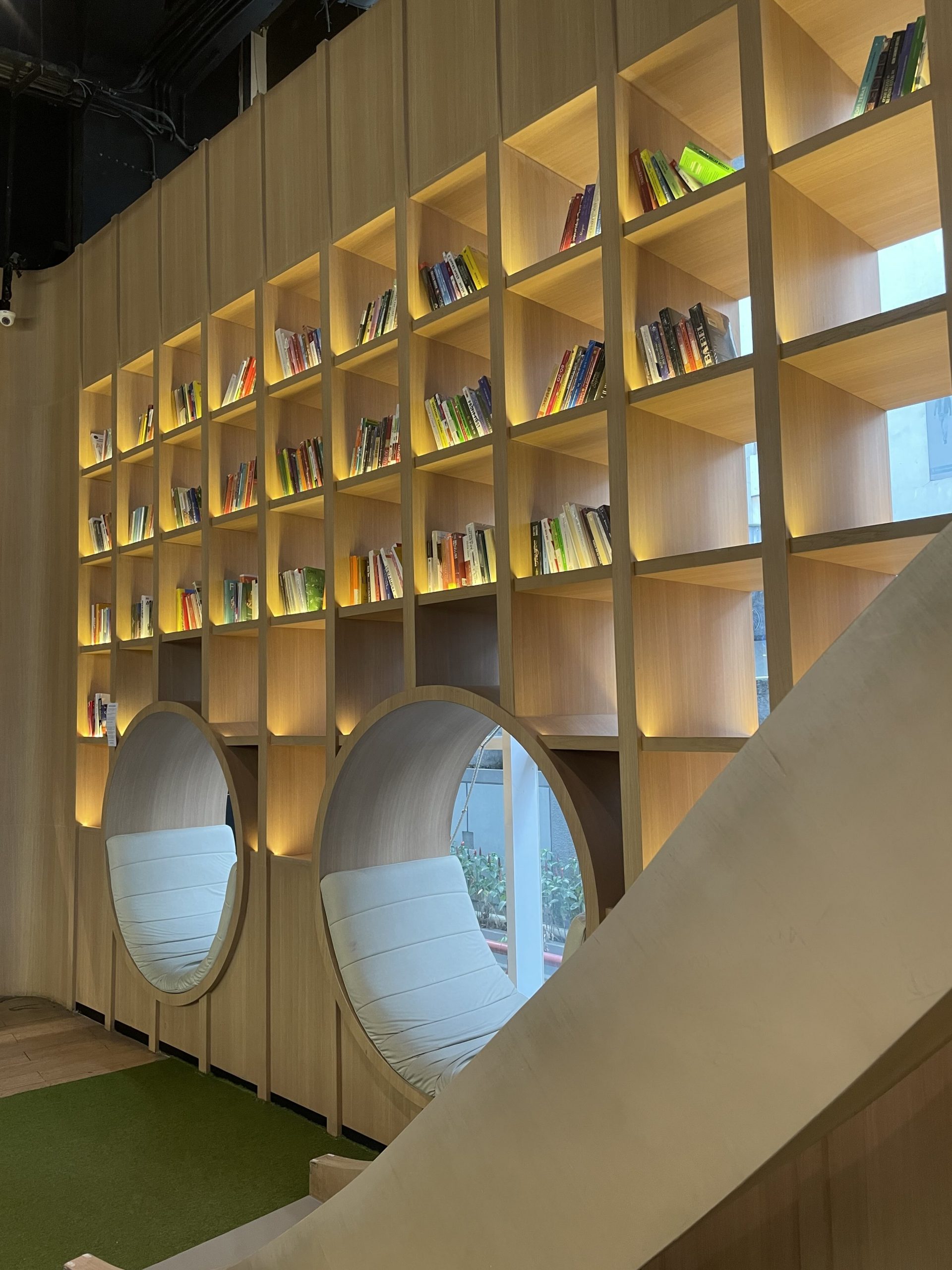 15+ Book Cafe yang Nyaman di Jabodetabek