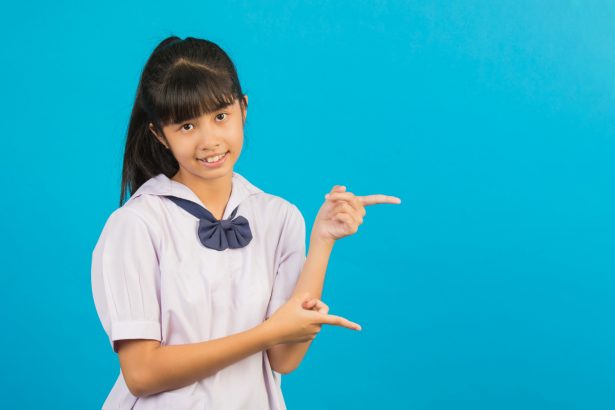 remaja memakai makeup 