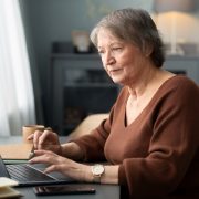 mempekerjakan lansia