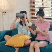 Anak Susah Lepas Gadget saat Liburan? Ini Cara Mengatasi dari Psikolog
