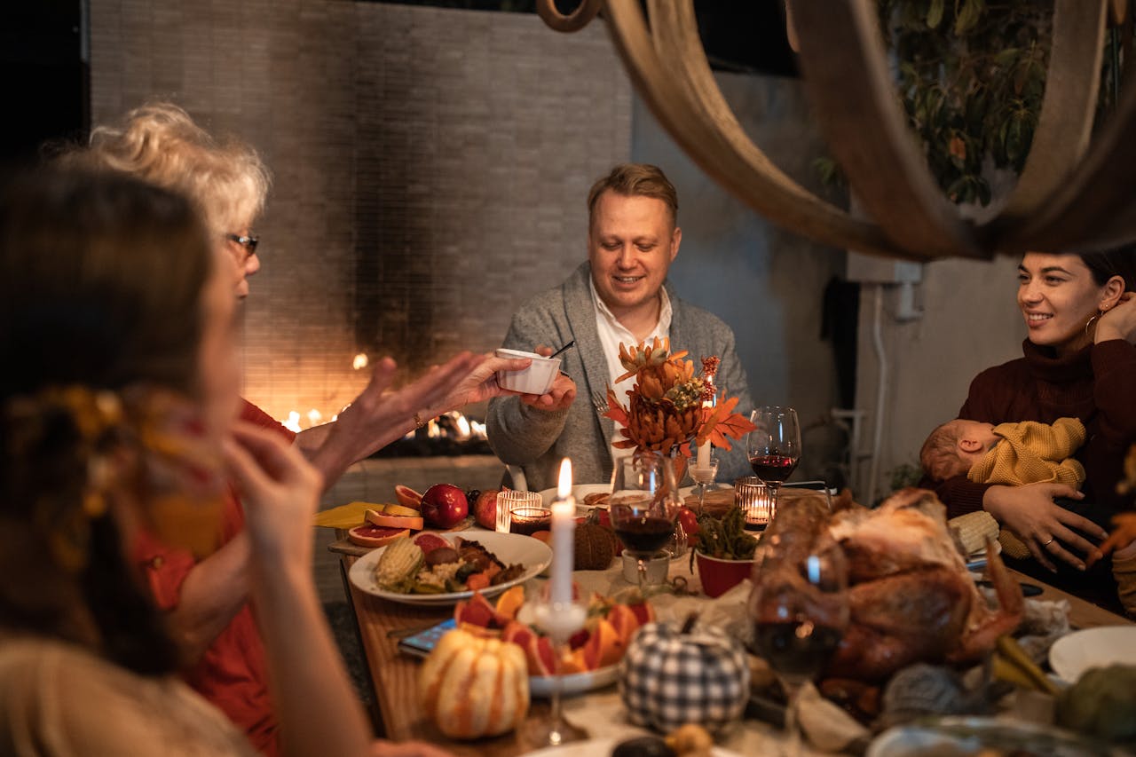 Hal Kecil yang Bikin Istri Merasa Dilindungi Suami saat Kumpul Keluarga