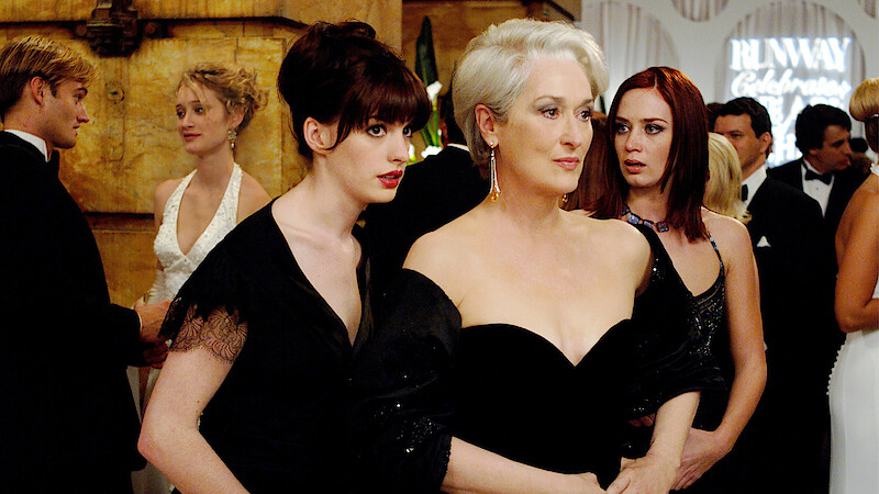 Dari The Princess Diaries hingga The Devil Wears Prada 2, ini dia 10 film hits Anne Hathaway yang wajib ditonton Mommies dan Daddies!   Siapa, sih, yang nggak kenal Anne Hathaway? Aktris satu ini bisa dibilang punya paket lengkap: akting mumpuni, karisma kuat, dan kemampuan bertransformasi di berbagai genre film. Dari peran remaja polos hingga karakter kompleks yang emosional, semuanya pernah ia perankan dan berhasil.  Buat Mommies dan Daddies yang lagi cari tontonan seru baik untuk me time atau movie night bareng pasangan, ini dia 10 film hits yang dibintangi Anne Hathaway, termasuk The Devil Wears Prada 2 yang lagi ramai dibicarakan di media sosial!  BACA JUGA: Bukan Sekadar Film Anak, Ini 8 Pelajaran Parenting dari Pelangi di Mars  1. The Princess Diaries (2001)    Foto: Variety  Kalau ngomongin Anne Hathaway, rasanya nggak lengkap tanpa film ini. Ia memerankan Mia Thermopolis, remaja biasa yang tiba-tiba mengetahui dirinya adalah calon ratu Genovia. Ceritanya ringan, hangat, dan penuh pesan tentang percaya diri.  Film ini cocok banget buat tontonan santai bareng anak remaja di akhir pekan.  2. The Devil Wears Prada (2006)    Foto: Netflix  Peran sebagai Andy Sachs benar-benar melejitkan nama Anne Hathaway. Kisah dunia fashion yang penuh tekanan ini relatable banget, terutama buat Mommies yang pernah merasakan kerasnya dunia kerja. Yang bikin menarik, dalam film ini chemistry dengan Meryl Streep sungguh ikonik. Berkat kerja kerasnya, Andy mampu mengejar pace dan membuatnya diterima oleh sang atasan yang sangat dingin.  3. Love & Other Drugs (2010)    Foto: IMDb  Film ini cukup berani, tapi juga menyentuh. Mengangkat tema hubungan dan penyakit kronis Parkinson, Anne yang berperan sebagai Maggie Murdock tampil sangat emosional. Film ini lebih cocok untuk penonton dewasa. Bisa jadi pilihan quality time bareng pasangan.  4. Les Misérables (2012)    Foto: Prime Video  Di film ini, Anne menunjukkan totalitasnya sebagai Fantine. Bahkan, ia sampai memangkas rambut dan menurunkan berat badan demi peran ini. Film ini bercerita soal hukum, penebusan dosa, hingga kisah cinta di Prancis abad ke-19. Perannya dalam film ini mengantarkannya meraih Oscar! Wajib banget untuk ditonton, nih, Mommies!  5. Interstellar (2014)    Foto: Vogue  Di film sci-fi ini, Anne tampil sebagai ilmuwan yang menjelajahi luar angkasa. Film ini menceritakan perjuangan manusia di masa depan dengan kondisi Bumi yang sudah tidak layak untuk dihuni karena bencana alam. Walaupun bukan film ringan, film ini sangat memuaskan untuk ditonton karena juga bercerita tentang cinta dan pengorbanan yang mendalam.  6. The Intern (2015)    Foto: Prime Video  Film yang hangat dan relate buat kehidupan profesional. Anne berperan sebagai Jules Ostin, CEO muda yang harus menyeimbangkan karier startup dan kehidupan pribadi. Kehadiran Robert De Niro (Ben Whittaker) juga memberikan kisah pekerja kantoran lintas generasi yang seru.   Untuk Mommies yang juga working moms dan juggling banyak peran, film ini cocok untuk ditonton!  7. Ocean’s 8 (2018)    Foto: IMDb  Anne tampil beda dengan looks yang lebih glam dan sedikit nakal dalam film heist ini. Ia mencuri perhatian meski bukan karakter utama. Film komedi perampokan ini bercerita tentang pencurian kalung berlian di Met Gala seharga 150 juta dolar! Kalau Mommies suka film aksi yang penuh kejutan, film ini wajib masuk watch list.  8. The Witches (2020)    Foto: IMDb  Film keluarga dengan sentuhan fantasi dan sedikit “seram”. Anne memerankan Grand High Witch dengan gaya yang over-the-top tapi tetap menghibur. Bercerita tentang anak yatim piatu yang tinggal bersama neneknya. Mereka tidak sengaja bertemu segerombol penyihir yang ingin mengubah semua anak menjadi tikus. Di sinilah sang anak dan neneknya berusaha melawan para penyihir. Seru banget untuk ditonton bareng anak!  9. Colossal (2016)    Foto: Prime Video  Film ini unik banget. Anne berperan sebagai Gloria, penulis yang menganggur dan baru kembali ke kampung halamannya setelah bertengkar dengan pacarnya yang pecandu alkohol. Ia tanpa sadar terhubung dengan monster raksasa di Seoul yang sedang mengamuk. Bahkan setiap gerakannya sinkron dengan si monster raksasa yang diberitakan di televisi.  10. The Devil Wears Prada 2 (Upcoming)    Foto: 20th Century Studios  Nah, ini dia yang paling ditunggu-tunggu! Sekuel dari film ikonik ini akan tayang 1 Mei 2026 di Indonesia. Banyak yang penasaran, bagaimana kelanjutan karier Andy Sachs setelah meninggalkan dunia fashion dan bertemu lagi dengan bosnya?  BACA JUGA: 10 Rekomendasi Film Bioskop dan Streaming April 2026: Ada Dilan: ITB 1997 hingga Perfect Crown  Dari daftar di atas, mana film yang jadi favorit? Atau mungkin sudah siap marathon semua film Anne Hathaway weekend ini?  Cover: Instagram @annehathaway