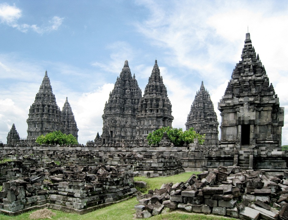 Rekomendasi Tempat Merayakan Waisak yang Ikonik di Indonesia