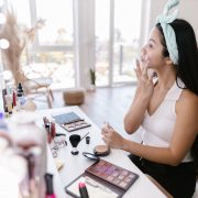 Cari cushion yang tahan keringat dan buat makeup anti luntur di tengah cuaca panas terik? Beberapa cushion lokal dan internasional tersedia buat Mommies.