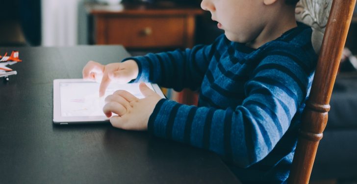 Kesalahan Orang Tua yang Bikin Screen Time Sulit Dikontrol