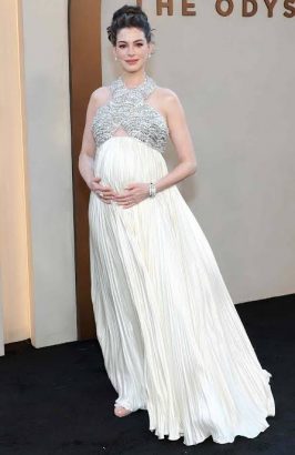 Hamil di Usia 40-an Tetap Aktif seperti Anne Hathaway, Ini Cara Aman dan Sehat