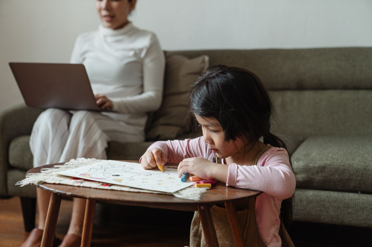 7 Cara Membagi Waktu untuk Orang Tua Bekerja Saat Anak Masuk Sekolah Lagi