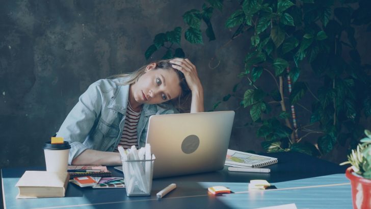 Kenapa Perempuan Sering Menunda Membalas Chat? Ini Penjelasan Psikolog