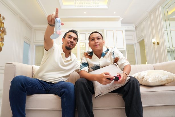 Punya Anak Remaja Ternyata Lebih Menguras Mental Ibu Bekerja, Ini Alasannya