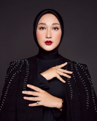 Gaya Hijab untuk Wajah Bulat dan Pipi Chubby, Wajah Tampak Tirus