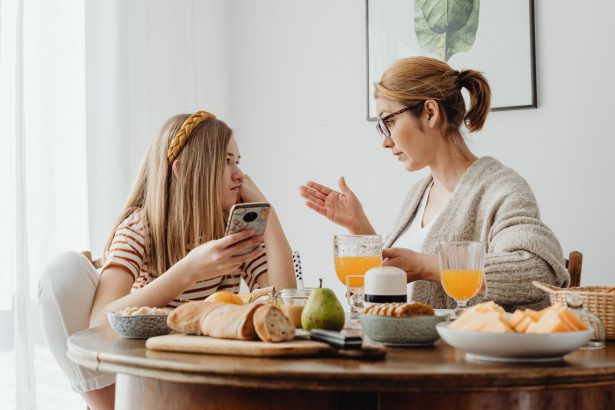 Toxic Friendship pada Remaja: Tanda dan Cara Menghadapinya