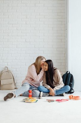 Anak Remaja Lebih Suka Curhat ke Teman daripada Orang Tua? Ini 8 Alasan Psikologisnya