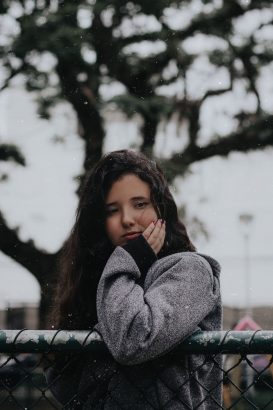 Cara Menjaga Komunikasi dengan Anak Perempuan yang Sensitif