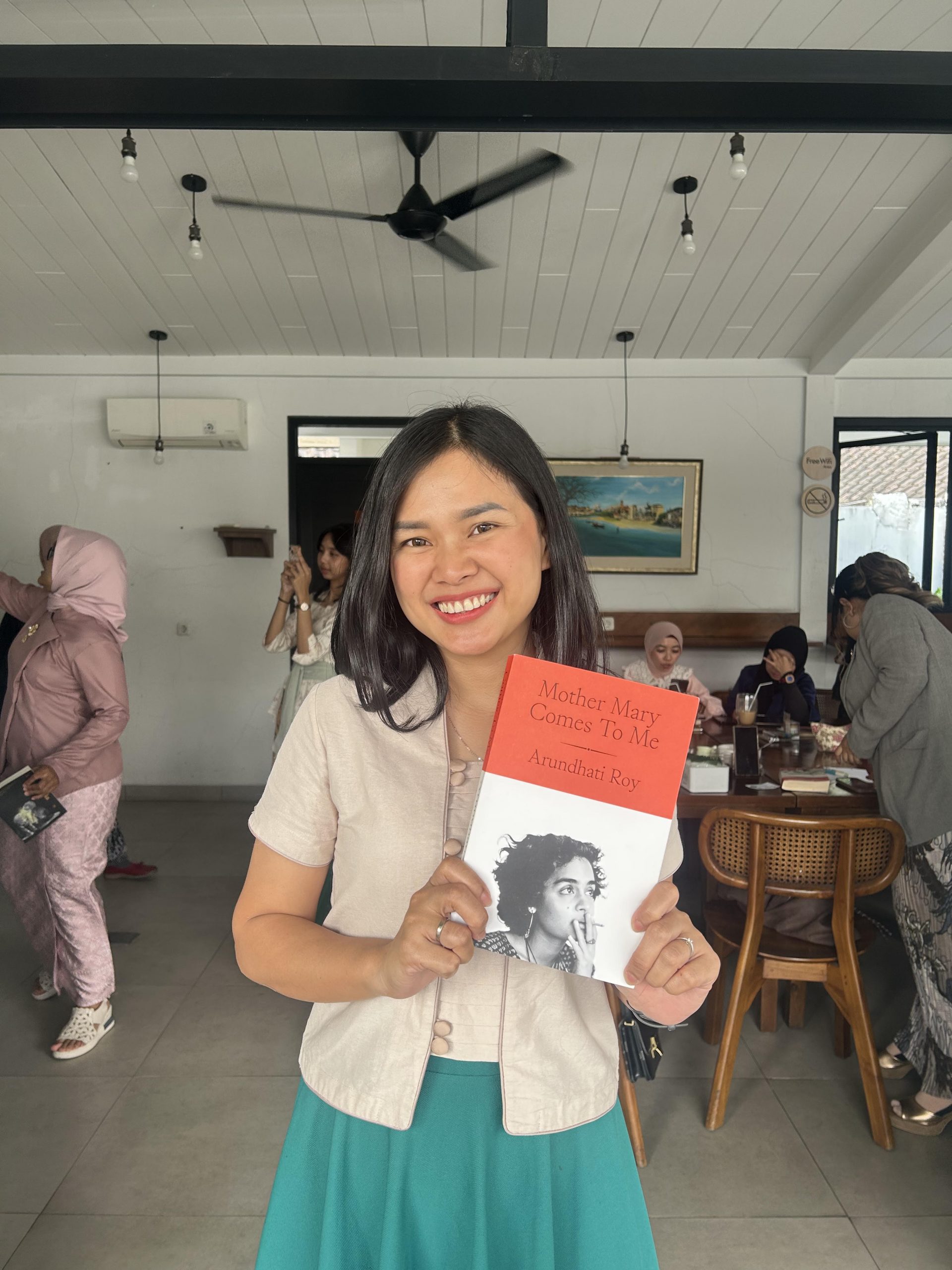 Inspiring Mom: Stephanie, Pecinta Buku yang Berhasil Menularkan Hobi Bacanya pada Anak