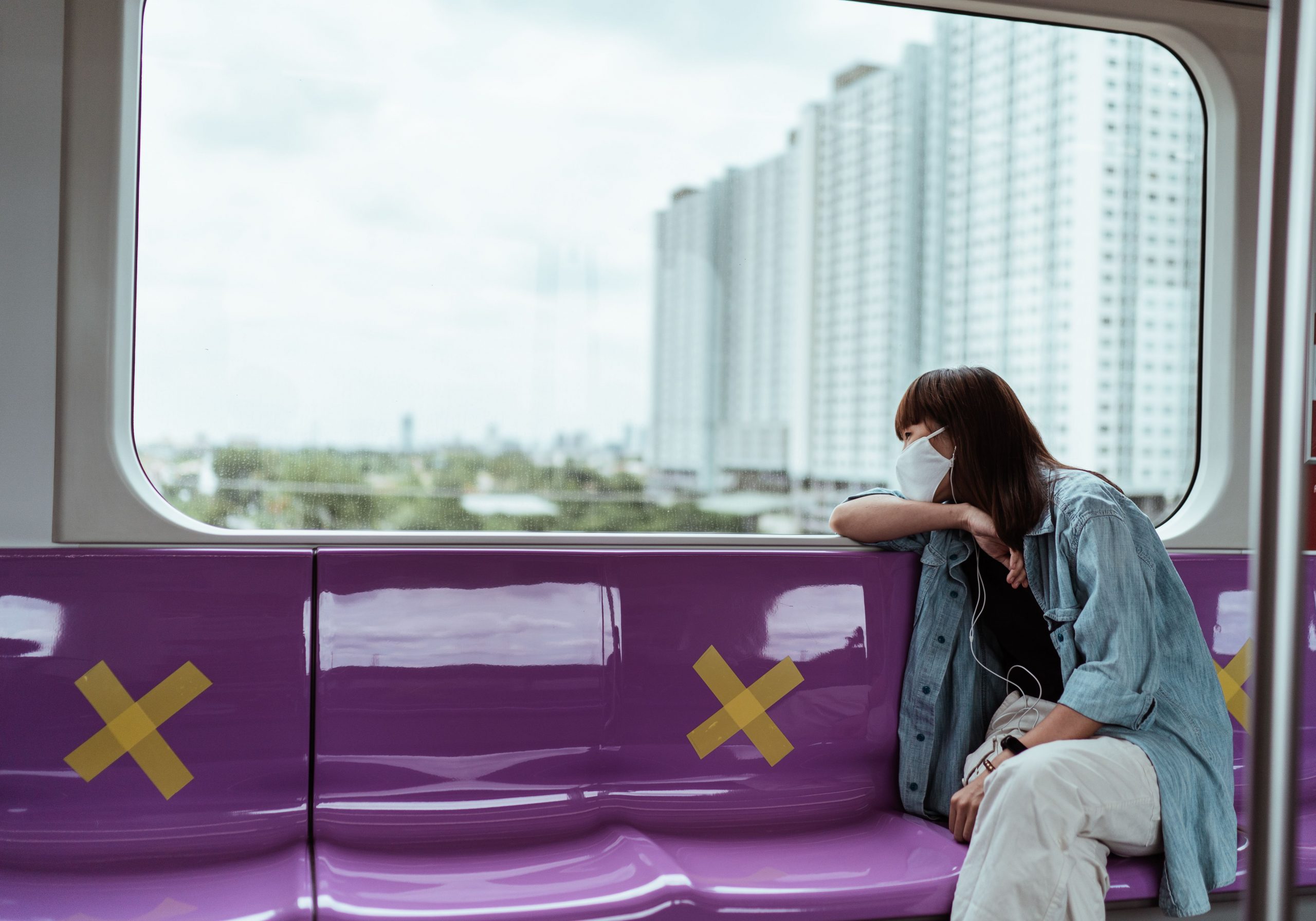 Outfit Kantor untuk Commuter: 7 Fashion Item Nyaman untuk Naik KRL, MRT, dan Ojek Online