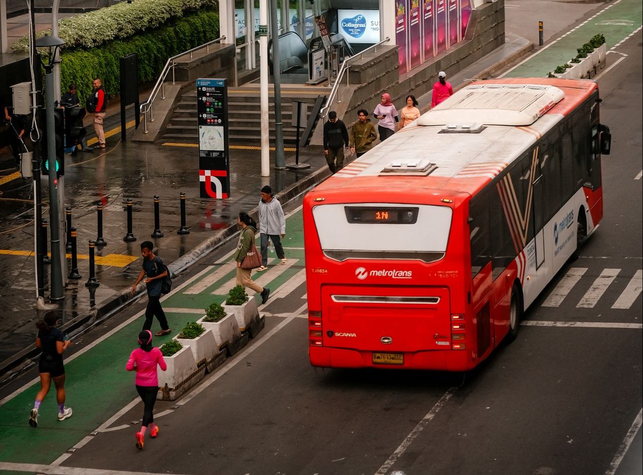 Bukan Cuma Lansia, Ini 15 Golongan yang Bisa Naik Transjakarta, MRT, dan LRT Gratis