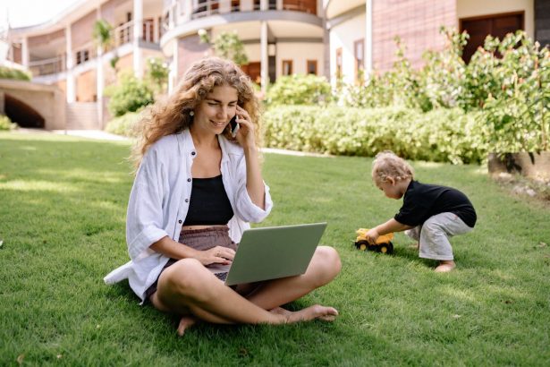  Tantangan Working Single Mom dan Cara Mengatasinya, Bukan Cuma Soal Cari Uang