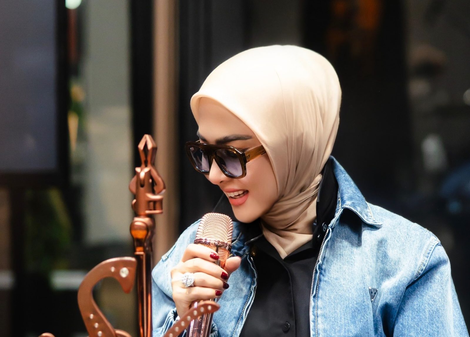 Terpopuler: Gaya Hijab Syahrini hingga Tas Kerja untuk Commuter