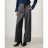 Sudah Masuk Usia 40? Ini Kesalahan Outfit Kantor yang Bisa Bikin Mommies Terlihat Tua