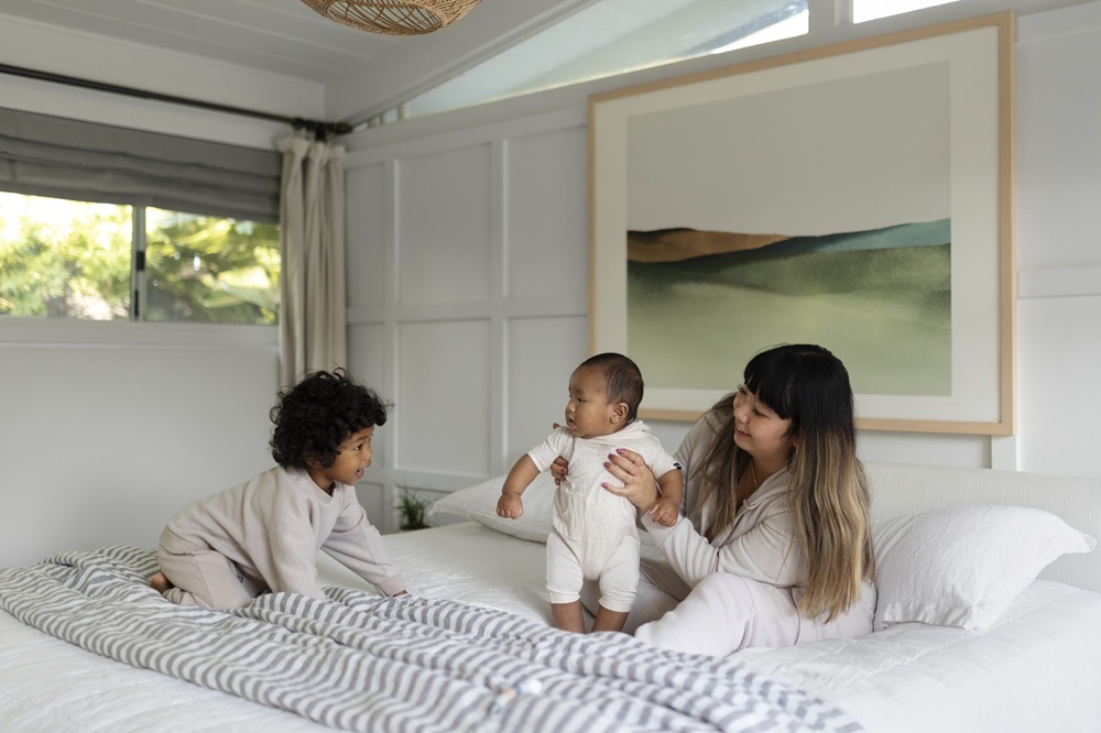 Keselamatan Anak di Hotel: 7 Hal yang Perlu Dicek Sebelum Menginap Bareng Si Kecil