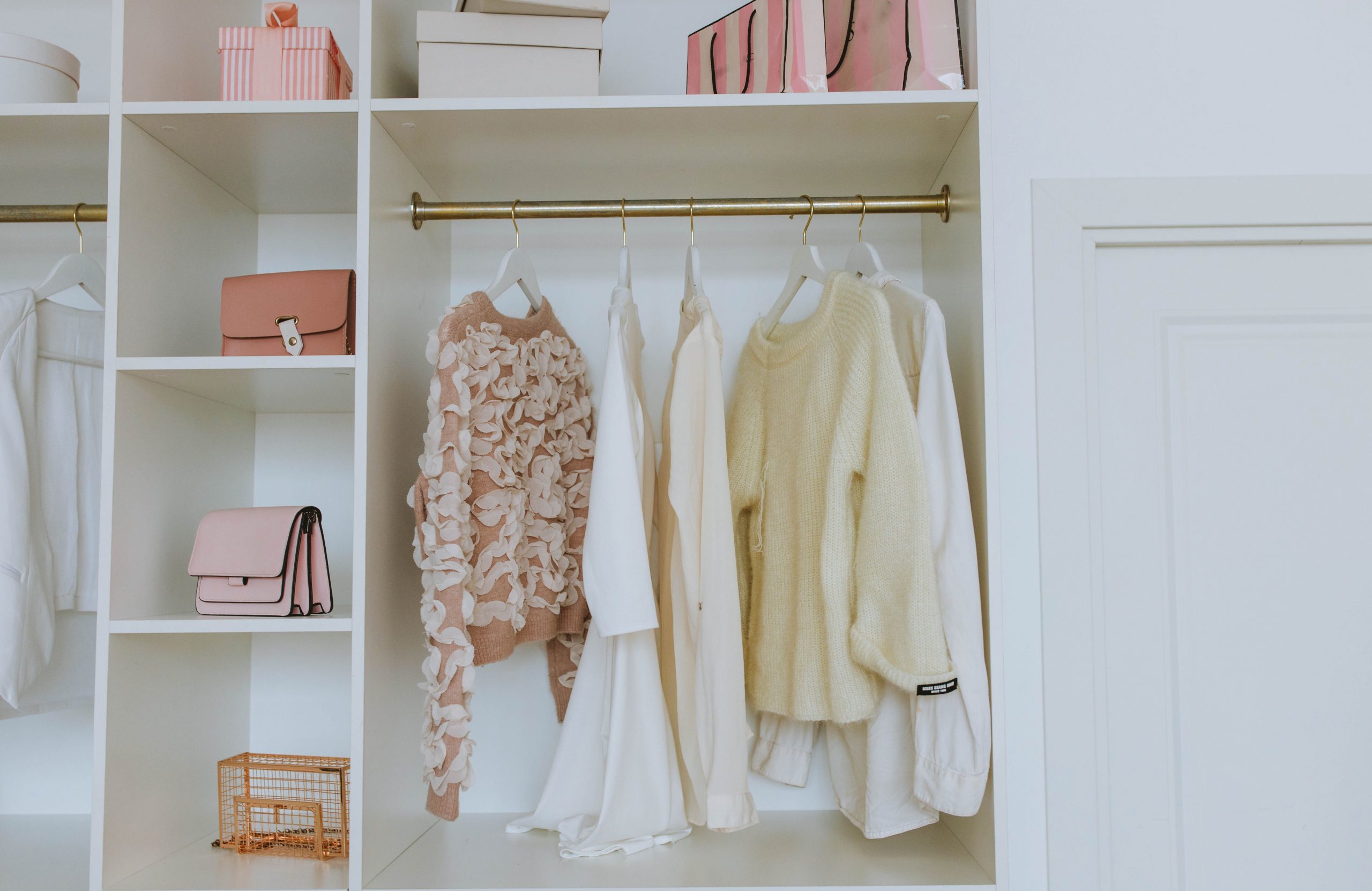 Fashion Wanita Usia 40 Tahun: 8 Item agar Tetap Stylish dan Elegan Tanpa Terlihat Muda