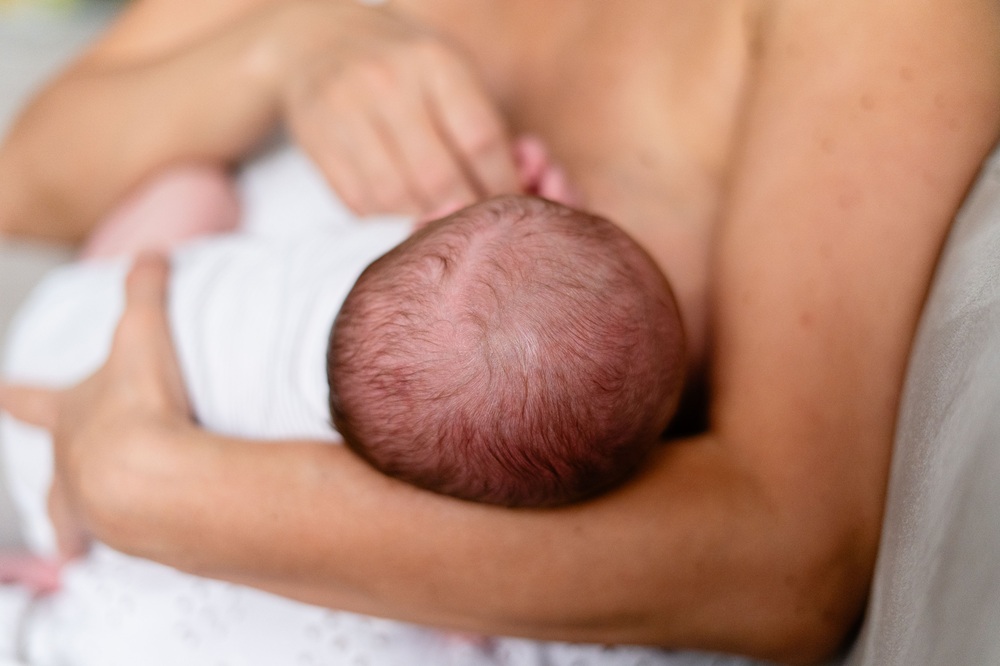 Bayi Menyusu Terus-Menerus, Apakah Normal atau Tanda ASI Kurang?