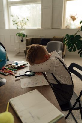 Anak Sering Menunda Mengerjakan PR? Ini 10 Cara Membentuk Kebiasaan Belajar Anak