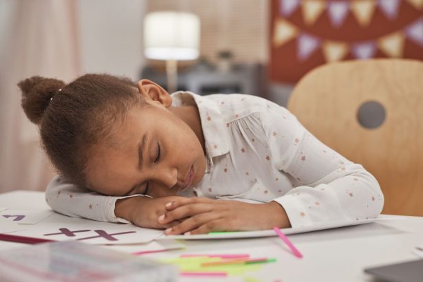 Anak Sering Menunda Mengerjakan PR? Ini 10 Cara Membentuk Kebiasaan Belajar Anak