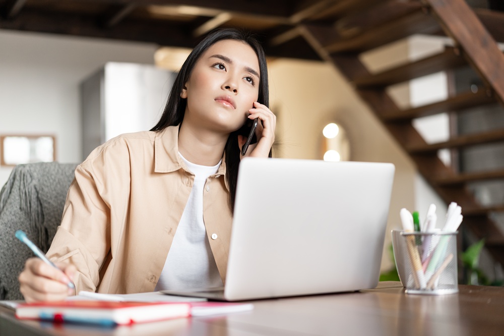Seharian Duduk di Depan Laptop? Ini 7 Cara Working Mom Menambah Gerak Selama Jam Kerja